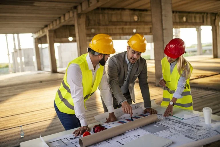 Como estruturar a alocação de recursos na construção civil?