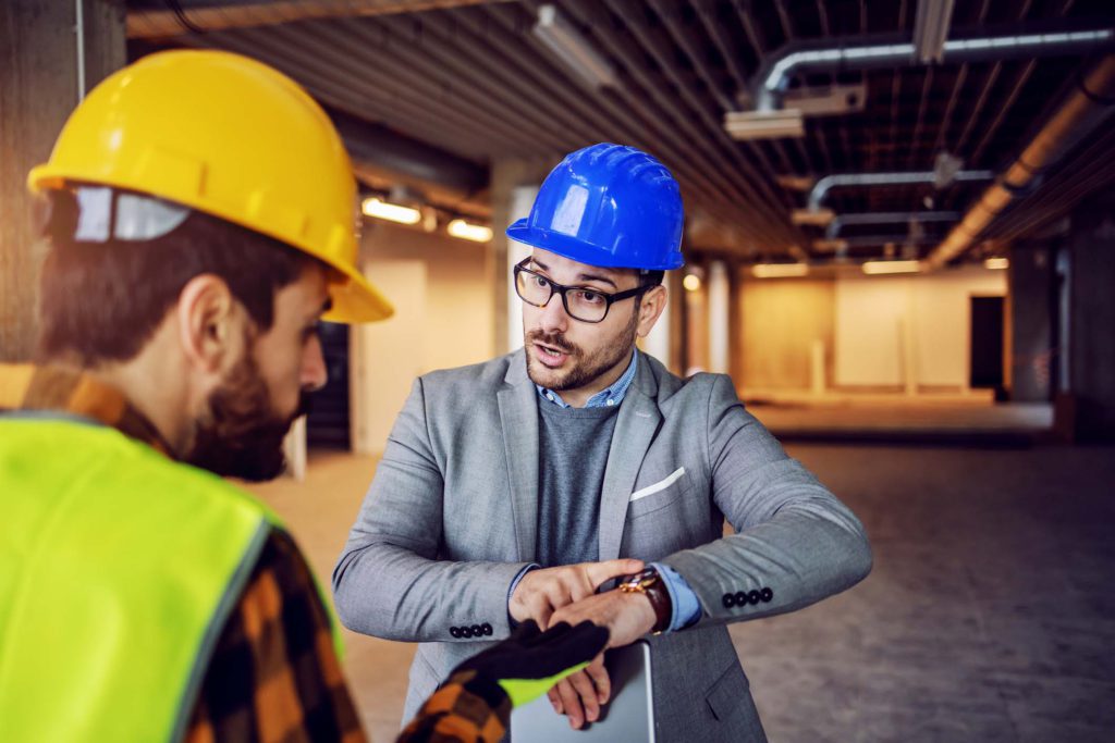 construtor pedindo que a equipe evite atrasos na construção civil