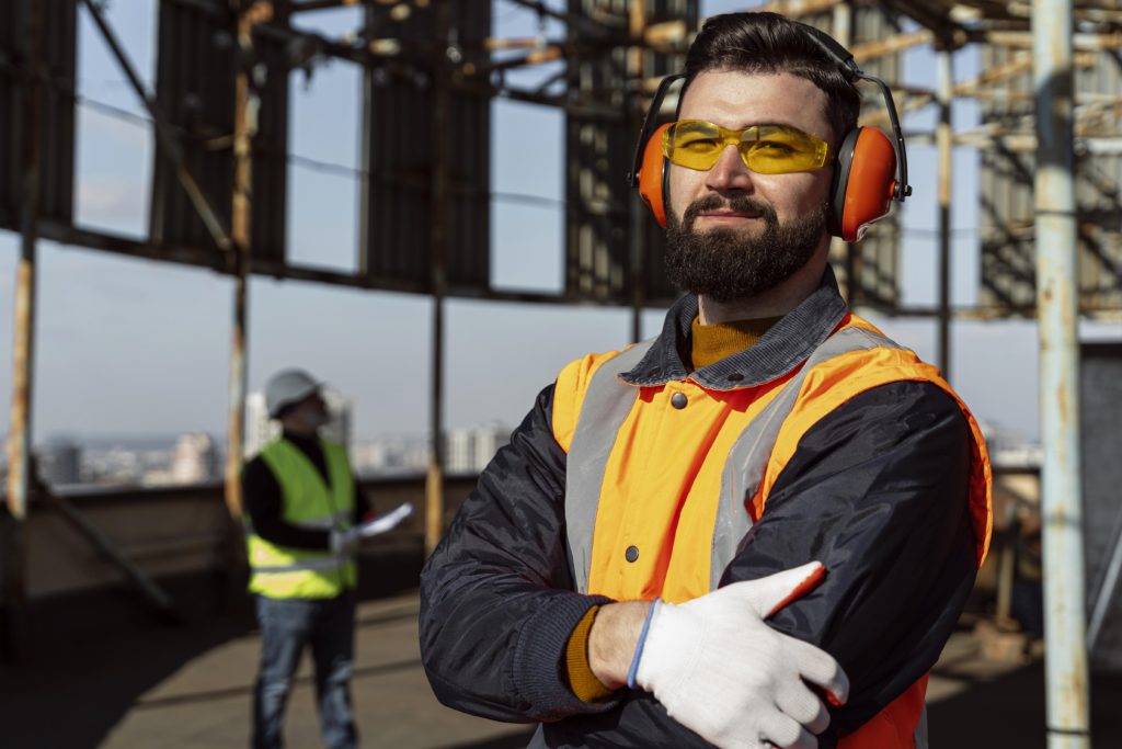 homem trabalhando embora de edificações NR 8