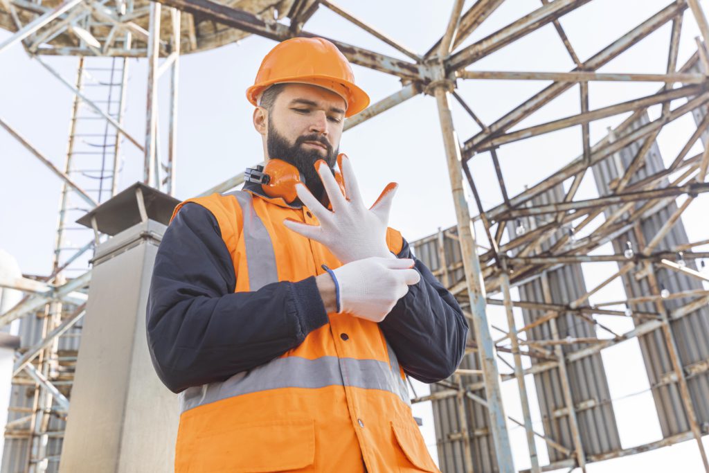 É preciso que o trabalhador faça o uso adequado de EPIs e medidas de prevenção. (Foto: Freepik)